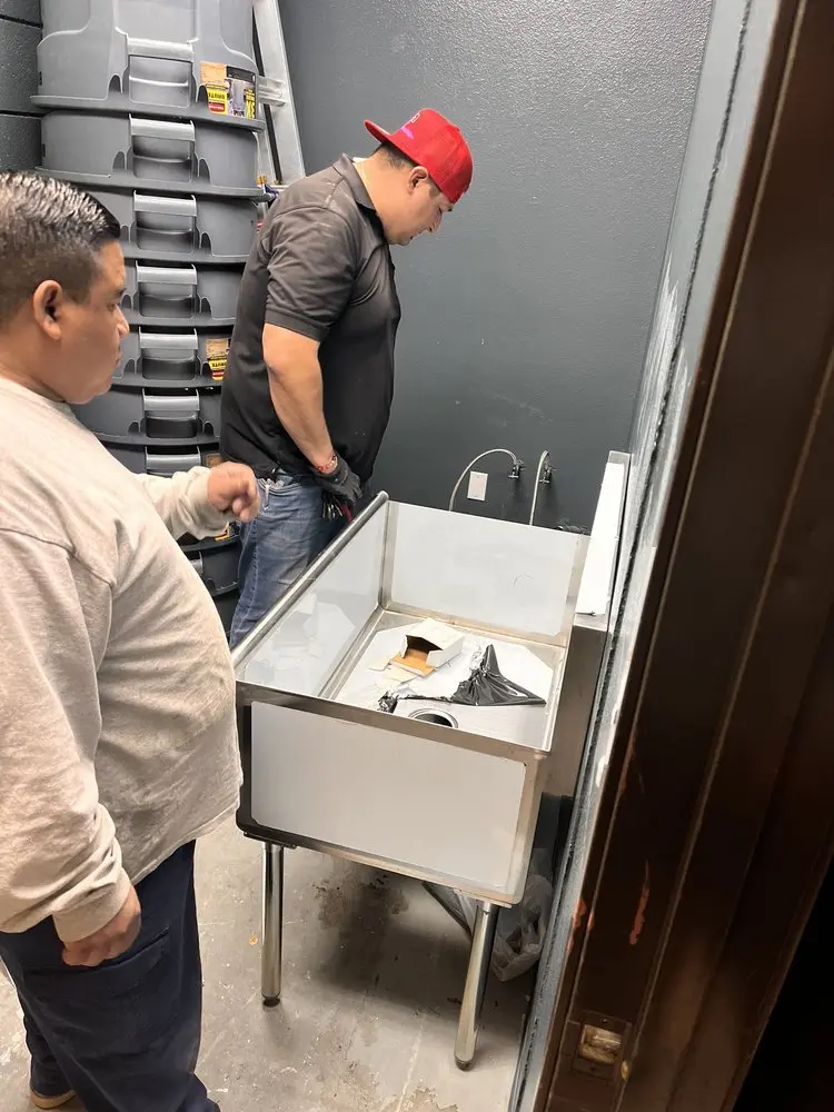 Commercial plumbing and sink installation in Chalco